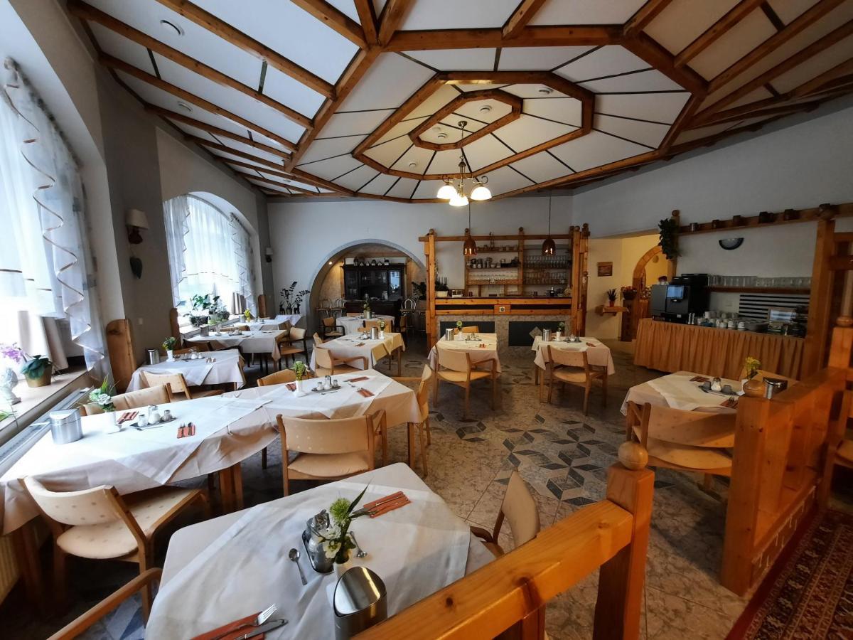 Hotel Koruna Jeseník Buitenkant foto